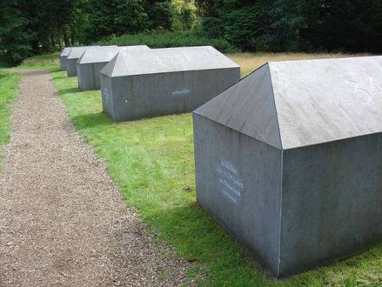 Památníky pro zavražděné Židy ve Westerborgu.