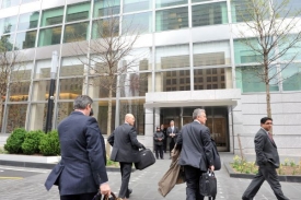 Zaměstnanci banky před jejím sídlem na dolním Manhattanu v New Yorku.