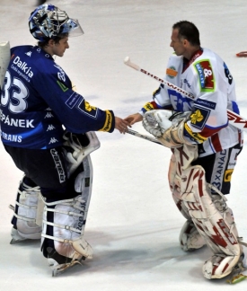 Jakub Štěpánek (vlevo) se zdraví s Dominikem Haškem.