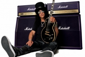 Typický Slash - s kloboukem, brýlemi a kytarou Gibson Les Paul.