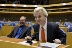 Wilders v haagském parlamentu vedle ministra obrany Kampa.