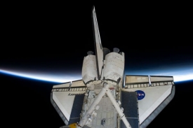 Discovery zůstává na oběžné dráze, přistání NASA odložila na úterý.