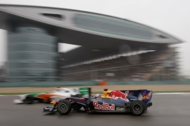 Deštivé podmínky zradily v Číně ambice Red Bullu.