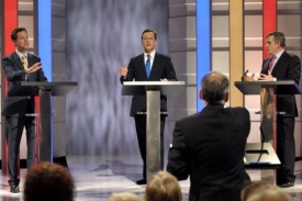 Debata předsedů: Nick Clegg (vlevo), David Cameron a Gordon Brown.
