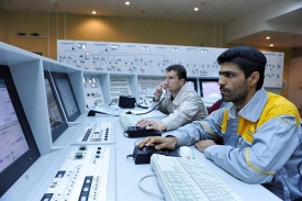 Operátoři v budované íránské elektrárně Búšehr.