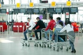 Tisíce cestujících byly uvězněny v letištních halách.