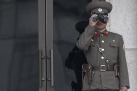 Severokorejský voják na hranici s Jižní Koreou.