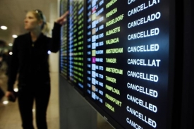 Letecké společnosti zákazníkům umožňují překnihování letenek.