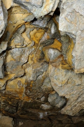 Chýnovská jeskyně - zbarvení stěn.