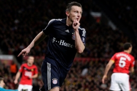Olič z Bayernu oslavuje gól do sítě Manchesteru United.
