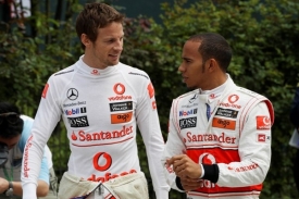 Jenson Button (vlevo) zatím Lewise Hamiltona poráží.