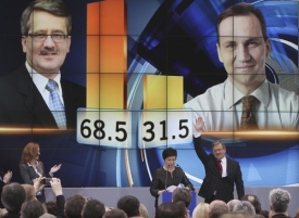 Bronislaw Komorowski (uprostřed) je favoritem prezidentských voleb.