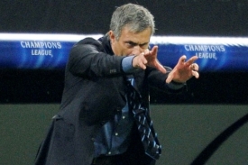 Kouč José Mourinho gestikuluje během semifinále Ligy mistrů.