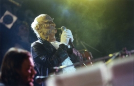 Michael Kocáb, frontman kapely Pražský výběr II, v masce Rpotáma.