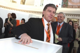 Lídrem do voleb zůstává Miloslav Vlček.