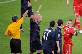 Ribéry opouští po červené kartě hřiště. V Lyonu bude chybět.