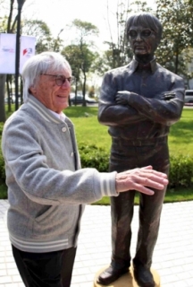 Bernie Ecclestone před svojí sochou na okruhu v Šanghaji.