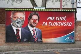Někdo překlepuje po cel&eacute;m Slovensku předvolebn&iacute; billboardy Smeru.