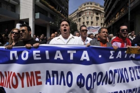 Řečtí taxikáři se bouří proti úsporným opatřením vlády.