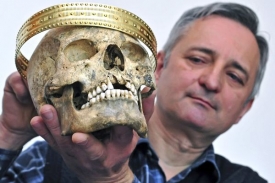 Vladimír Šebeček vytvořil kopii zlaté korunky, lebka je původní.