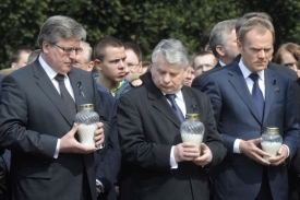 Největší favorité volby: Kaczynski (uprostřed) a Komorowski (vlevo).