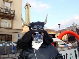 Fanoušek Scorpions na mítinku ČSSD před Novou radnicí v Ostravě.