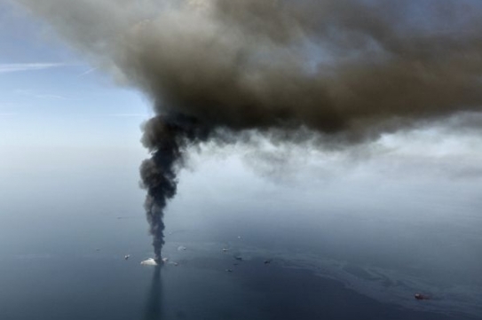 Jedenáct dělníků z ropné plošiny, která explodovala, se pohřešuje.