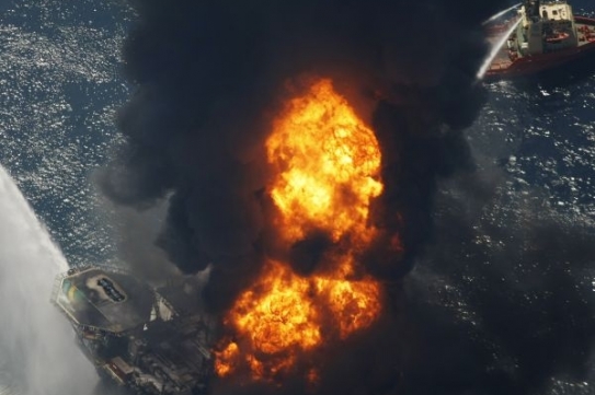 Příčiny výbuchu nejsou známy, ale mohl jej způsobit přetlak ropy.