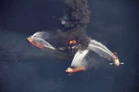 Neúspěšný pokus zachránit ropnou plošinu, která explodovala.