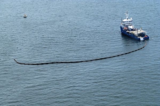 Lodě s nornými stěnami se snaží zabránit šíření ropné skvrny.
