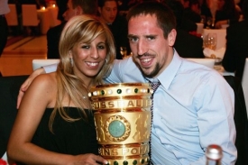 Franck Ribéry se ženou. Prý v pohodě.
