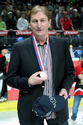 Alois Hadamczik s medailí za druhé místo v extralize.