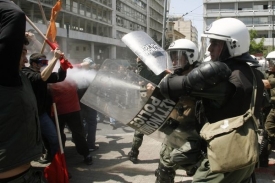 V Řecku trvají střety s policií.