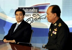 Thajský premiér Apchisit Vedžadžíva s generálem Paočindou v televizi.