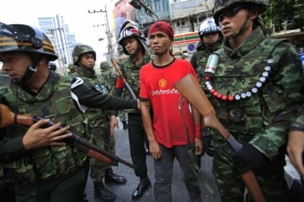Premiér se rozhodl vytlačit demonstranty z Bangkoku vojáky.
