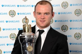Wayne Rooney s trofejí pro hráče roku v Anglii.