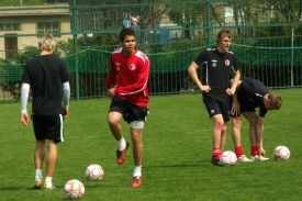 Tijani Belaid (v červeném) už se zapojil do tréninku Slavie.
