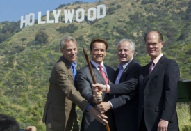 Mezi bojovníky za zachování nápisu patří guvernér A. Schwarzenegger.