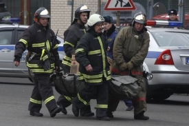 Hasiči nesou jedno z těl po teroristickém útoku na moskevské metro.
