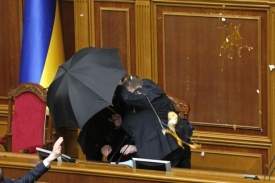 Ukrajinští poslanci po sobě házeli i vajíčky.