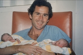 Bush s oběma dvojčaty v rodinném albu v roce 1981.