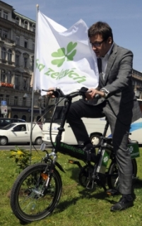 Liška na kole s vlajkou Strany zelených.