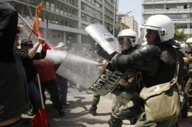 Řekové protestují proti úsporným opatřením, která mají zachránit stát.