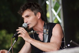 Kapelník Jarda Svoboda je zakladatelem, autorem i duší skupiny.