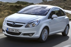 Opel Corsa bílá.