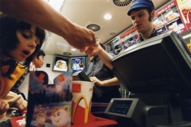 Co tam bude? McDonald's láká na hračky dlouhodobě.