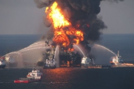 Americká pobřežní stráž zkušebně zapálila část ropné skvrny.
