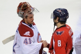 Alexandr Ovečkin se zdraví s brankářem Montrealu Jaroslavem Halákem.