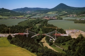 Most Oparno vede přes Opárenské údolí.
