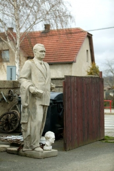 Gottwaldova socha by se mohla dražit v aukci (ilustrační foto).